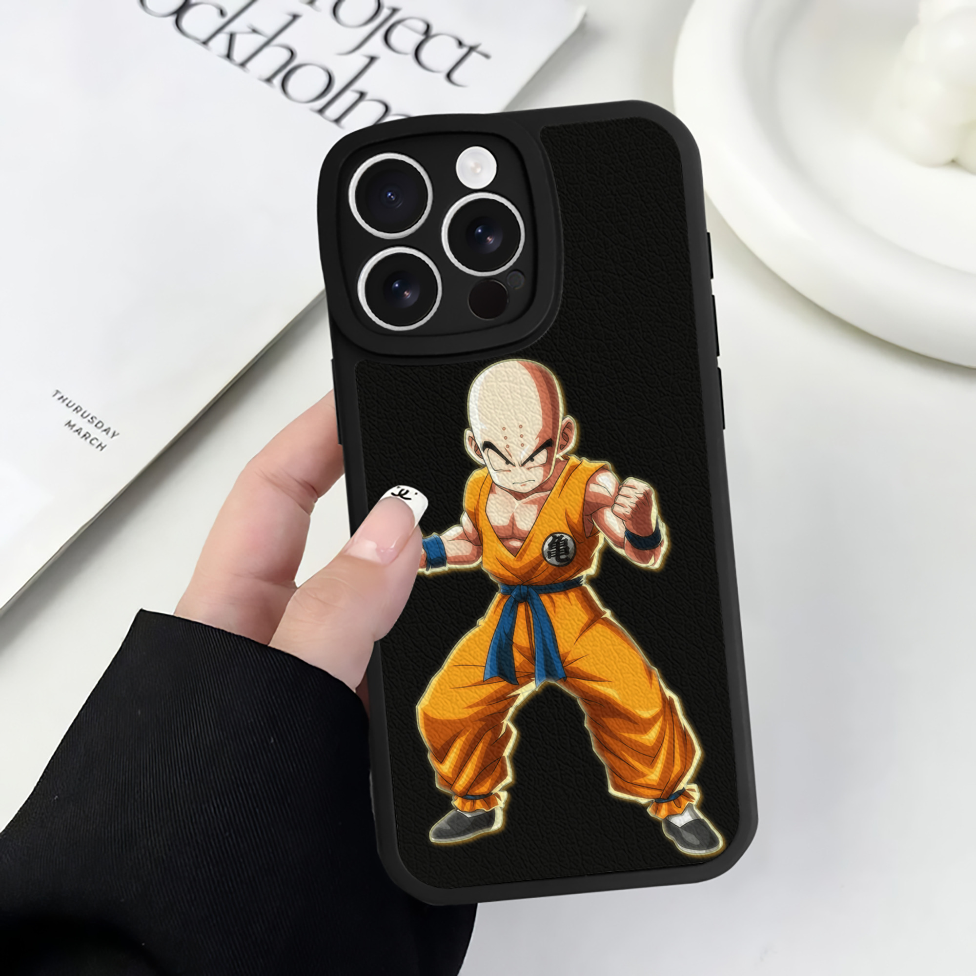 （画像用） ドラゴンボール クリリン DRAGON BALL krillin 【iPhone 16シリーズ対応】シリコンスマホケース（レザー調） 材質：シリコン